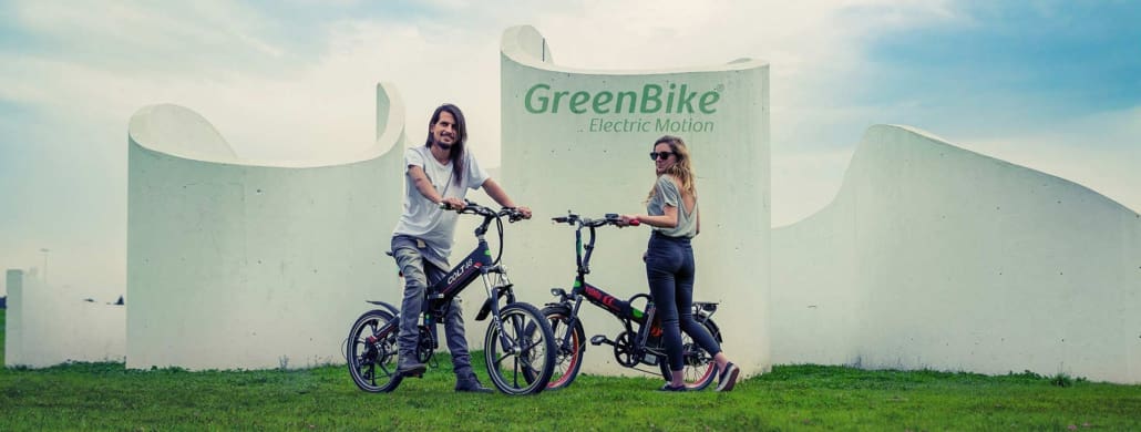 דוגמנים של אופניים חשמליים greenbike בפארק